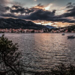 Poranna cisza nad zatoką – Cavtat i samotna świątynia wśród wzgórz Konavli